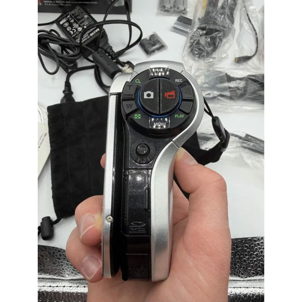Sanyo Xacti DMX-HD1000 Camera Silver Turns On Remote Case Manuals Records Cords